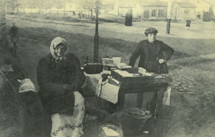 Vuonna 1869 laadittu säännöstö rajoitti juutalaisten ammatinharjoittamista. He saivat myydä ainoastaan käytettyjä vaatteita ja pientarvikkeita, kuten tupakkaa ja tulitikkuja.